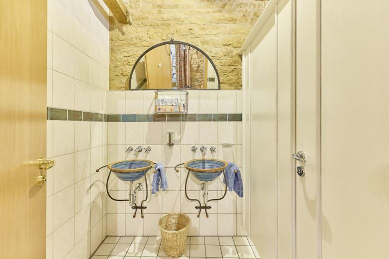 exklusiver Traum im Grünen. 4 Seit-Hof mit Seminarhaus – Gastro WC´s