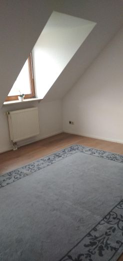 Schöne 3 Zimmer Dachgeschosswohnung mit Weitblick in ruhiger Lage in 91238 Offenhausen – Wohnzimmer