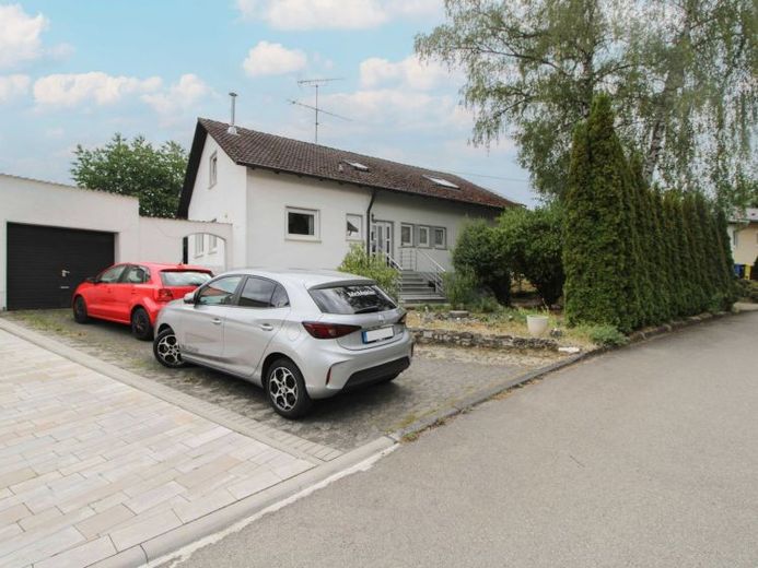 Casa unifamiliare con appartamento indipendente, ampio giardino e numerosi posti auto – Foto 1