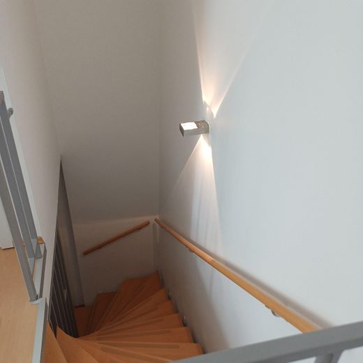Gepflegtes Reihenendhaus mit schönem Garten, überdachter Terrasse, Kamin und Carport – Treppe vom 1. OG ins DG