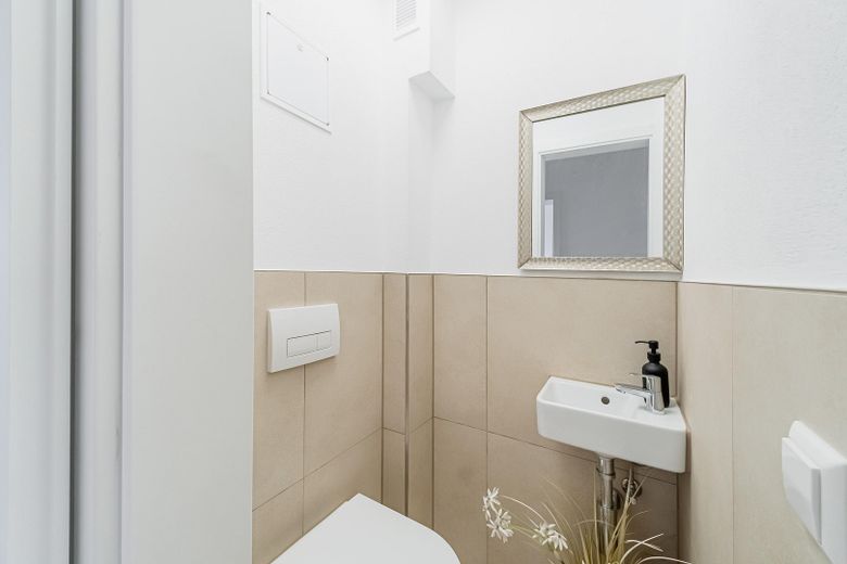 Appartamento di 4 locali appena ristrutturato con loggia e garage in posizione tranquilla a Ehningen – Separates WC