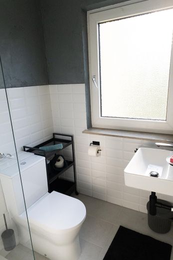 Tadilat sonrası ilk kullanım – park yeri bulunan mobilyalı 1 odalı daire – Toilette und Waschbecken