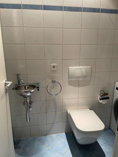 Wohnen, wo Hamburg zur Elbe hinabsteigt – Gästetoilette