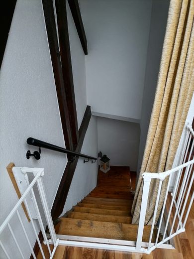 Amerikanische 2-Raum Wohnung in Kleinwelka – Treppe