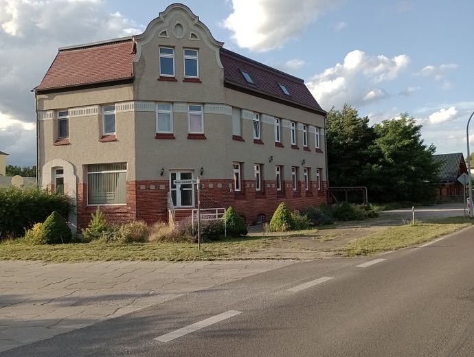 Sogno per investitori, attico con BG per 4 appartamenti a Zossen Am Mellensee non lontano da Berlino – Außenansicht mit Parkplatz