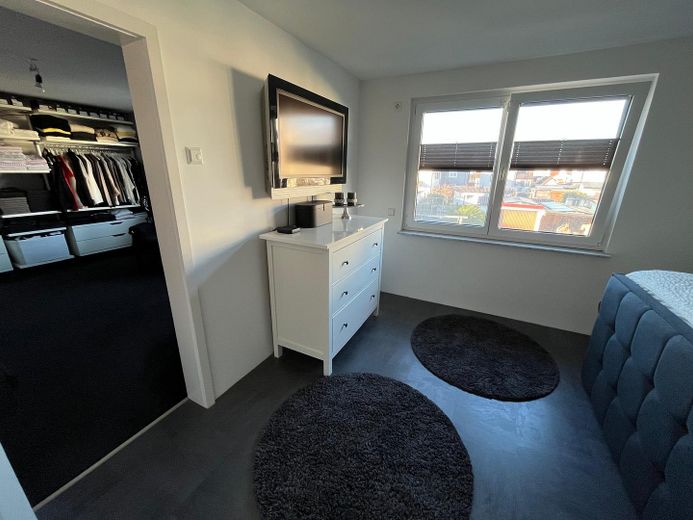 High-quality semi-detached house with top features. – Schlafzimmer und Ankleide