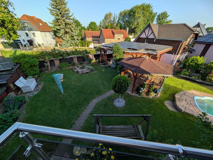 Wohnparadies Mehrgeneration Solar PV/Thermie, 80kWh Speicher, 2 Carport, Pool, WoMo-Platz – Blick v. Balkon