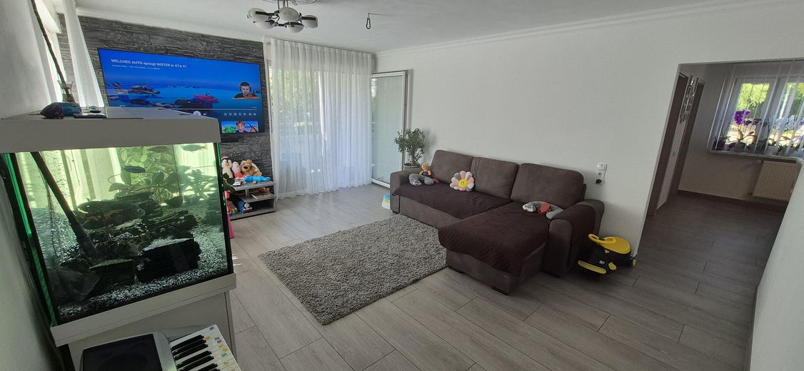 Appartement moderne de 4,5 pièces, 105 m², de plain-pied avec 2 balcons dans un cadre calme en lisière de forêt à Mühlacker – Wohnzimmer mit Balkon