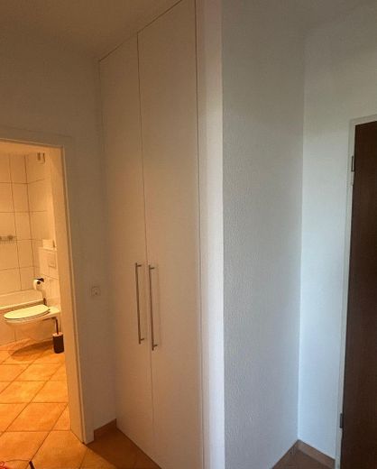 Flur zu Bad + Einbauschrank