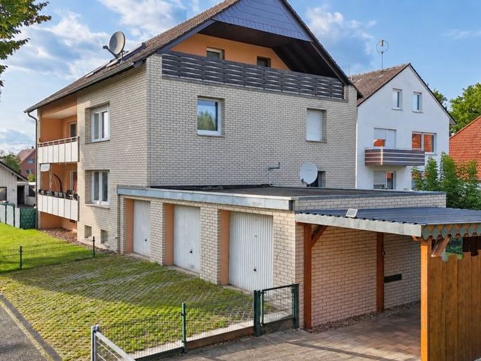 Dreifamilienhaus in Marienloh mit freier Dachgeschosswohnung und Erweiterungspotenzial – Foto 1
