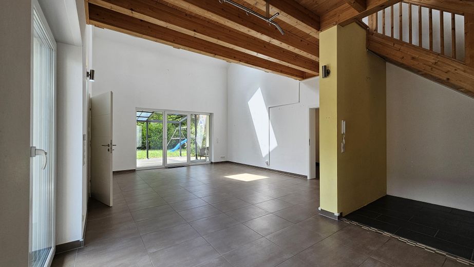Blick aus Küche in Wohnzimmer
