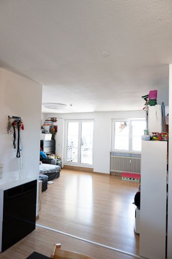 *Provisionsfreie* Helle 3,5-Zimmer-Dachgeschosswohnung in Holzgerlingen – Blick ins Wohnzimmer