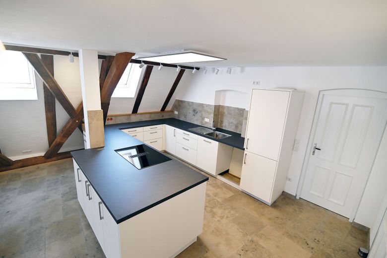 Stilvoll modernisiert: 4-Zimmer-Dachgeschosswohnung in Freising mit Dachterrasse – Küche