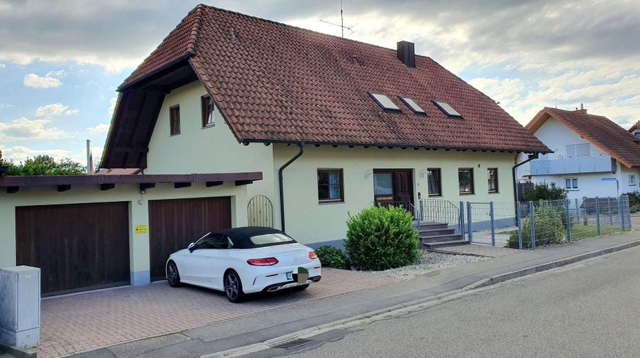 Haus Front mit Doppegarage