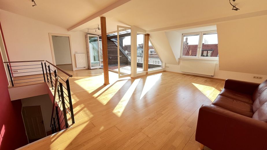 Außergewöhnliche 248 qm große Maisonette-Wohnung (4.OG & DG) mit Terrasse/Balkon/Loggia nahe Ku´damm – Wohnbereich im Dachgeschoss