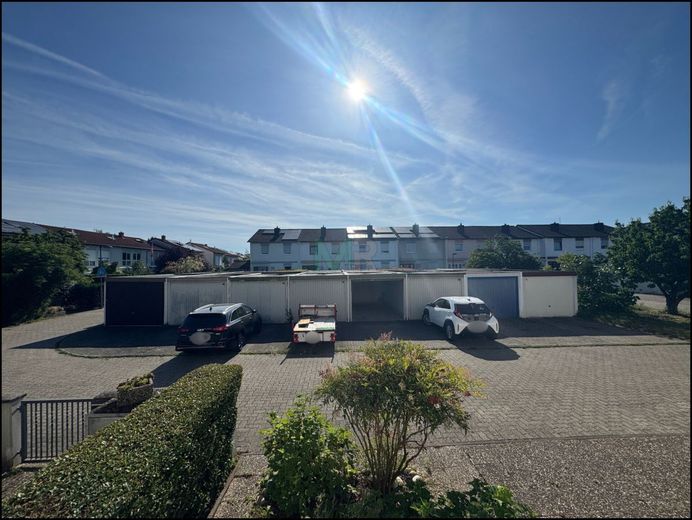 Reihenmittelhaus inkl. Garage und Garten in Landau! – Garagenriegel