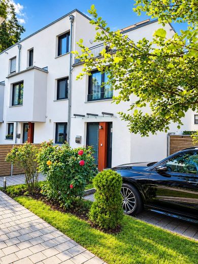 Moderna villetta a schiera di testa con giardino esposto a sud-ovest – Eingang