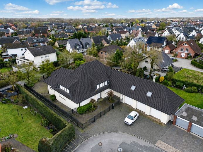 Viel Platz für die ganze Familie in begehrter Lage von Verl - mit Schwimmbad und viel Potenzial – Straßenansicht