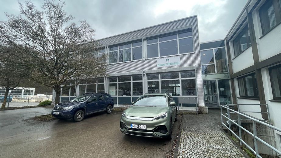 Bürofläche in Günzburg mit 250-500 m² | modern, klimatisiert, bezahlbar – 10_Außenansicht Parkplätze vorne
