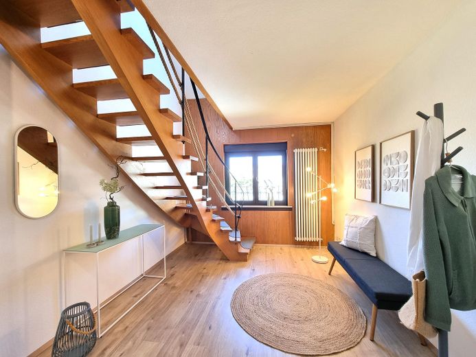 Großzügige 5,5-Zimmer-Maisonette mit Hauscharakter und viel Platz für die Familie – Diele