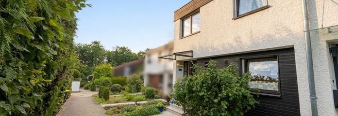 Доглянутий середній рядний будинок із садом і гаражем у тихому житловому районі