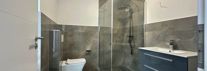 "Stilvolles Gäste-Duschbad im Erdgeschoss."
