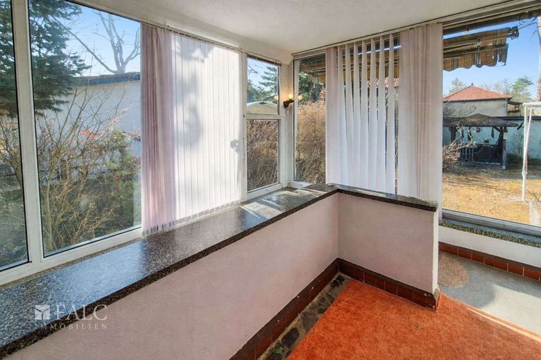 Einfamilienhaus mit Garten an Berliner Stadtgrenze - FALC Immobilien – Eingangsbereich