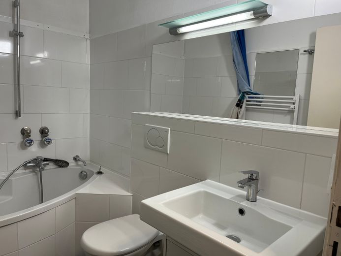 Möbliertes Apartment im Münchner Süden mit Pool, Grünanlage und Fernblick – Bad - Waschbecken, WC