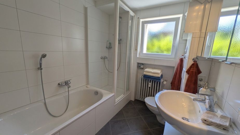 4,5-Zimmer-Wohnung mit schönen Ausblicken in Lörrach – Bad