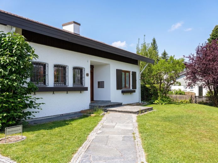 Rezerve edildi: Sakin konumda, mevcut seçkin villası bulunan güneşli premium mülk – Eingangsbereich Villa