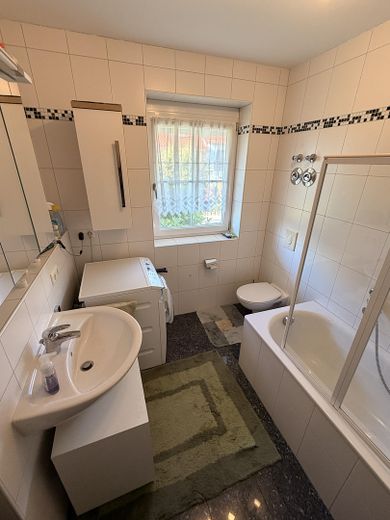 helle 2-Zimmer Wohnung mit Balkon – Bad