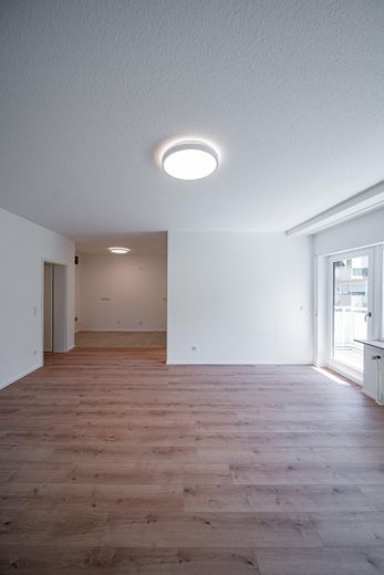 Erstbezug nach Sanierung: Helle 3-Zimmer-Wohnung mit Südbalkon nahe Rheinufer & Schlosspark – Offener Wohnbereich
