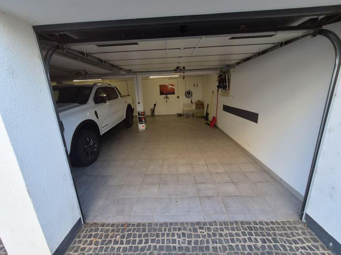 Vivienda en propiedad con rehabilitación energética integral y equipamiento de alta calidad – Garage
