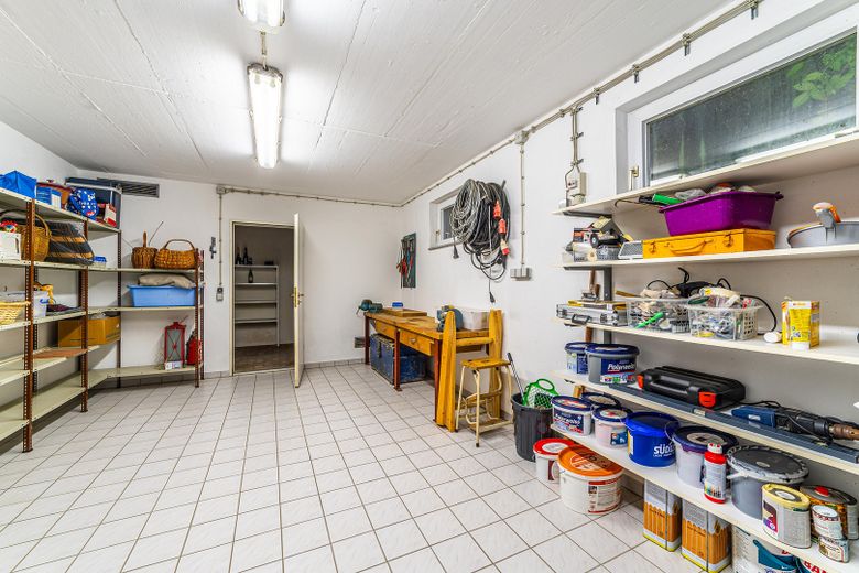 Zweifamilienhaus in Massivbau mit großem Garten in ruhiger Lage – KG Abstellraum 2
