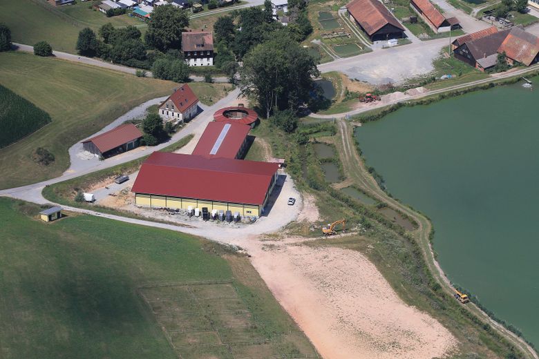 Centro ippico senza provvigioni sul lago con maneggio coperto, campo da equitazione e 15 box per cavalli – Luftbild