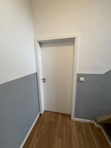 Vermietung 1 Zimmer inkl. Küche, Bad – Wohnungstür / Treppenhaus