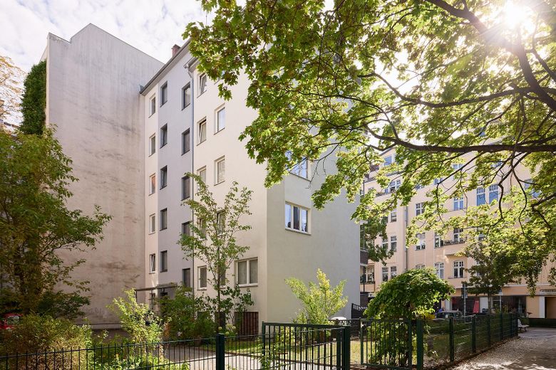 Berlin Mitte: Balkonlu, Moabit’in merkezi konumunda, yenilenmiş köşe binada ilk kullanım, komisyonsuz 2 odalı daire – Eckgrundstück
