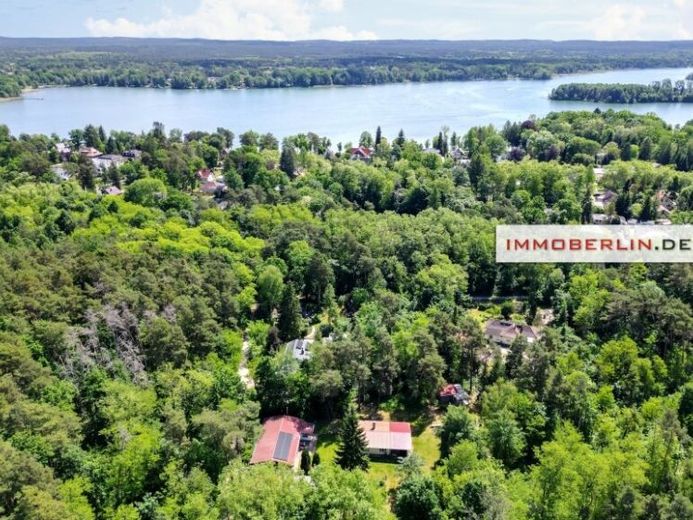 IMMOBERLIN.DE - Bungalow mit Nebengebäude auf naturschönem Grundstück in Südausrichtung – Foto 1
