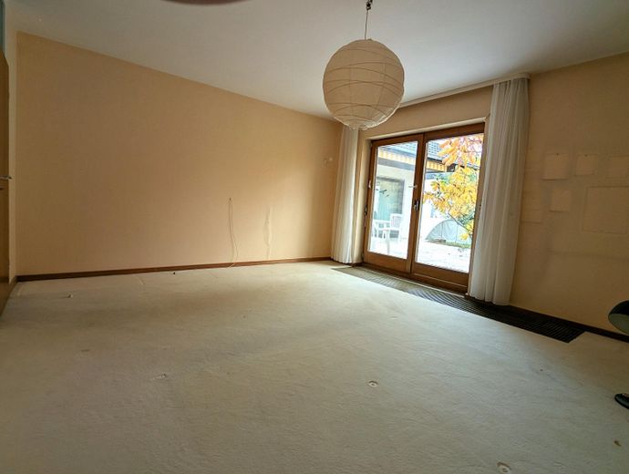 Guter Preis - 777m² Grund, Bungalow, Vollkeller, Garage in Bestlage Stadt Heusenstamm, ruhig gelegen – Schlafzimmer mit Gartenzugang 