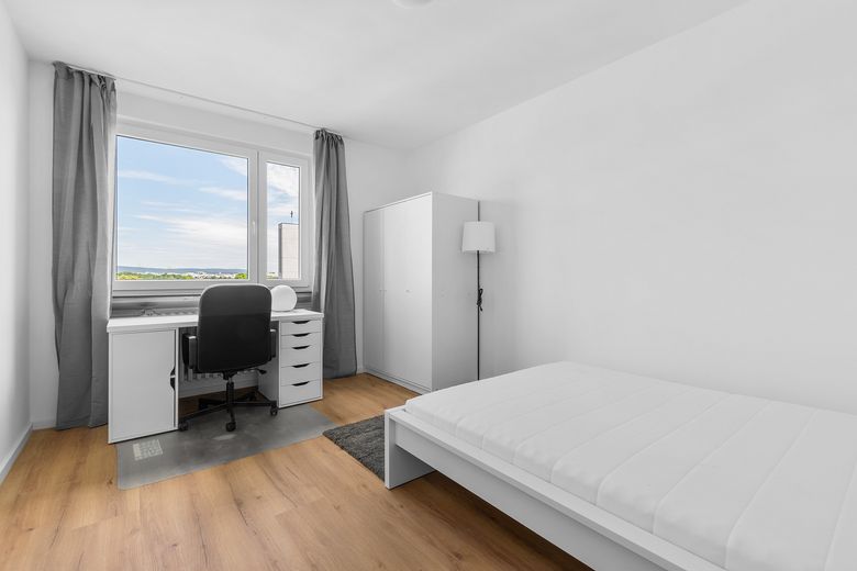 1074 Voll möbliertes WG-Zimmer mit Balkon & EBK in FFM-Heddernheim / Nahe Riedberg – Zimmer 4