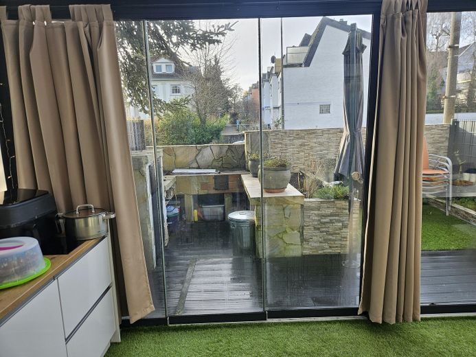 Hausgefühl statt Wohnung: Moderne 3-Zi.-Maisonette mit Garten, Terrasse & Balkon (BJ 2013) – Terrasse