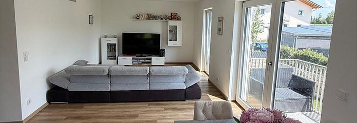Wunderschöne 3,5-Zimmer-OG-Neubauwohnung in Randlage in Heldenstein – Wohnen/Küche/Essen