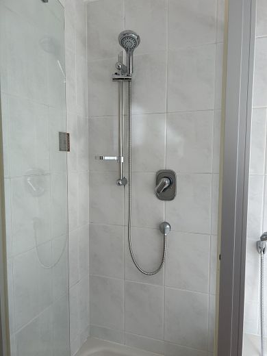 Schöne 2-Zi-Wohnung m.Balkon,Grün-& Blicklage,Kfz-Stellplatz,Keller.Am Schäfersberg-Niedernhausen – Badezimmer mit Dusche