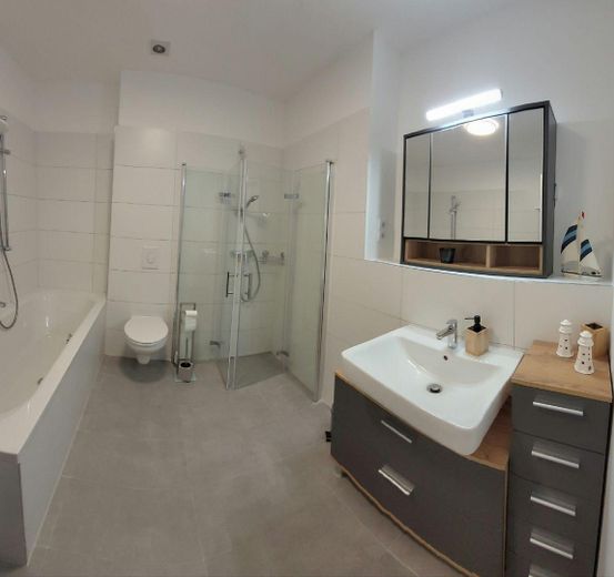 Dwa 3-pokojowe mieszkania, centralnie, nowoczesny nowy budynek, Elbe, pieszo Buckau – WG6/9  Bad mit Wanne + Dusche