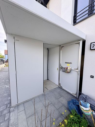 Lagerfläche vor Eingang