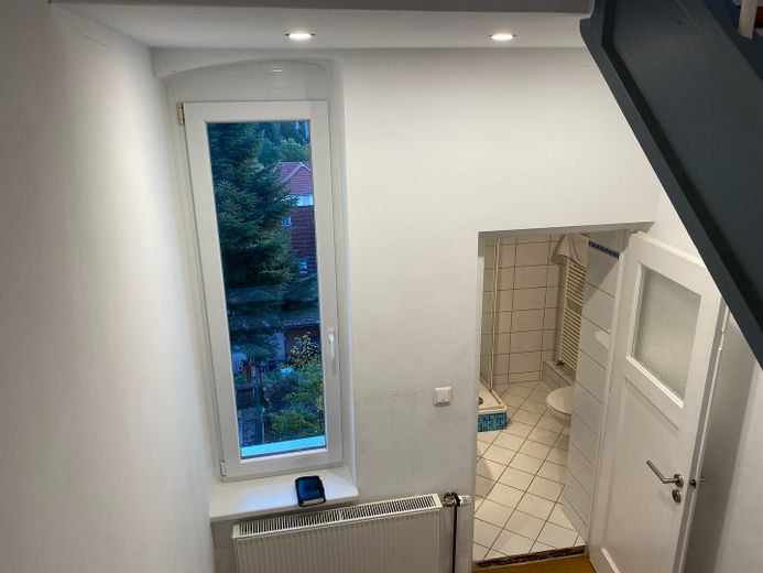 Moritzberg: 4,5-Zimmer-Maisonette-Wohnung mit Balkon und Garten – Treppenhaus & Gäste WC