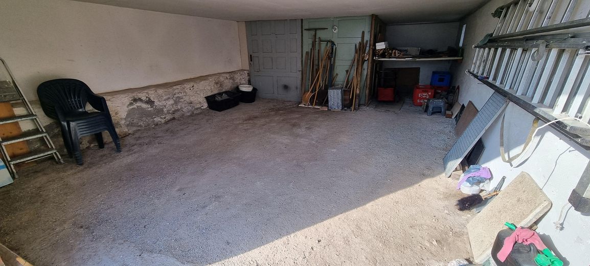 Baugrundstück erschlossen, mit vorhandener großen Garage u. kleiner Werkstatt – Garage