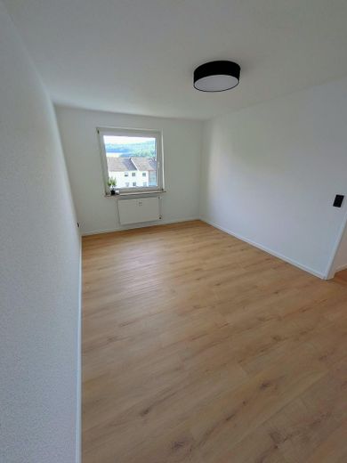 Jasne, świeżo wyremontowane mieszkanie 3-pokojowe z balkonem od strony południowej i wspaniałym widokiem na Bad Driburg – Ansicht Schlafzimmer 1