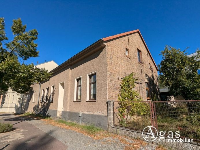 Schmuckstück im Dornröschenschlaf: Einfamilienhaus mit Einliegerwohnung + Nebengelass in Biesenthal – Ansicht