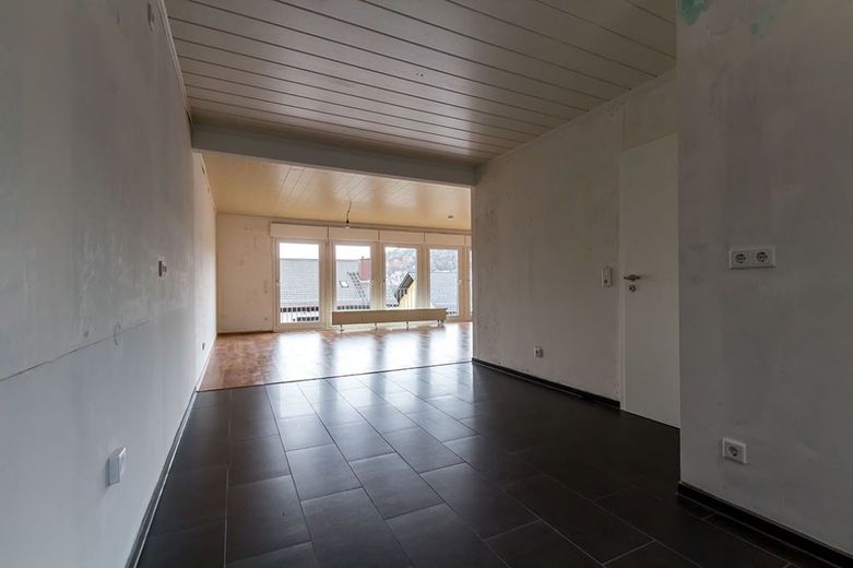 Gebotsverfahren: Modernisierungsbed., teilvermietetes
3-Familienhaus in ruhiger Lage von Höchst – V739-2414-12